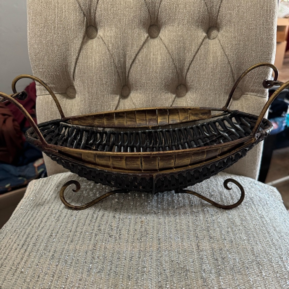 Metal and weaved basket. Measurements and pictures.